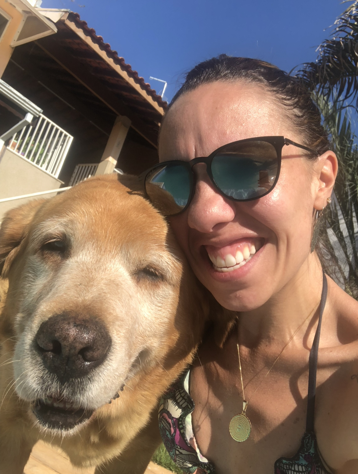 Fabiana, que na época morava na Cidade do México, veio ao Brasil de férias para passar um tempo na casa de sua mãe. Nesta foto ela está acompanhada do Ralf, um amor de cachorro.